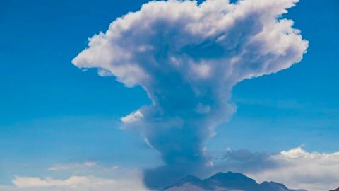 Volcán Láscar: la columna de humo de 6.000 metros que llevó a las autoridades a decretar la alerta amarilla en Chile