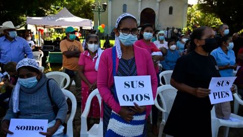 “Al volver a enterrarlos, es como si volvieran a morir”: los familiares de las víctimas de El Mozote que recuperaron los restos tras una dura espera