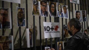 Periodistas demandan justicia por los asesinatos de colegas frente a la Secretaría de Gobernación en Ciudad de México, a principios de 2022.