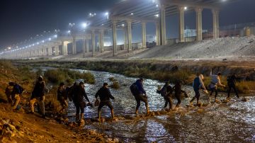 20,000 migrantes esperan en México para cruzar la frontera de EE.UU. cuando termine el Título 42, dice el alcalde de El Paso