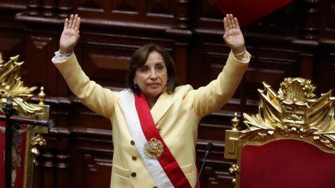 Dina Boluarte saluda tras ser juramentada como nueva presidenta del Perú.