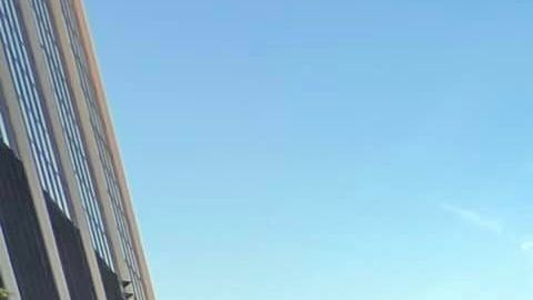 Miles de maestros y padres de familia protestaron el lunes ante el LAUSD. (Suministrada)