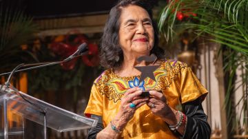 Dolores Huerta muestra su galardón "Estrella Hispana" durante la gala de la Fundación "We are all Humans",.