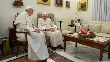 Francisco pide orar por Benedicto XVI, que "está muy enfermo"