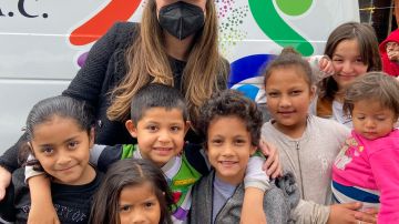 Niños y familia migrantes se alimentan gracias a la Fundación Tijuana Sin Hambre.