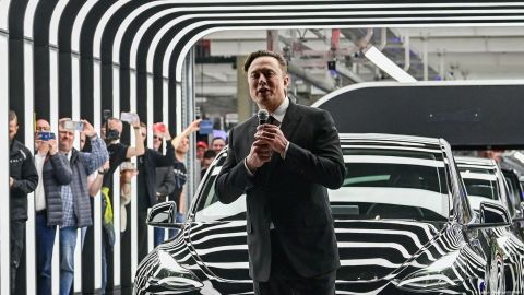 Elon Musk vuelve a vender acciones de Tesla tras comprar Twitter