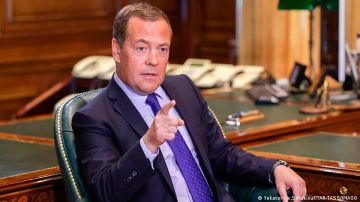 Expresidente Medvedev asegura que Moscú acelera su producción de armas