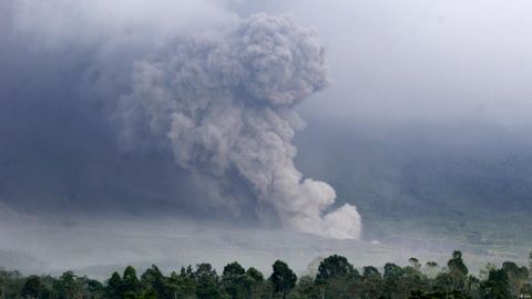 Casi 2.000 desplazados tras la erupción de un volcán en Indonesia