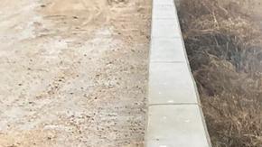 Una barrera de superficie contiene en parte el vertido de petróleo del oleoducto Keystone, en Mill Creek, Kansas,