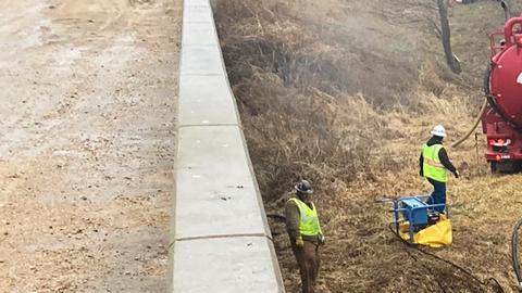 Una barrera de superficie contiene en parte el vertido de petróleo del oleoducto Keystone, en Mill Creek, Kansas,