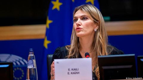 Suspenden a vicepresidenta del Parlamento Europeo detenida por corrupción