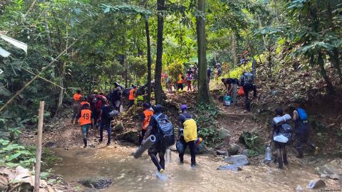 Migrantes venezolanos cruzan el Tapón del Darien en dirección a México y la frontera con Estados Unidos.