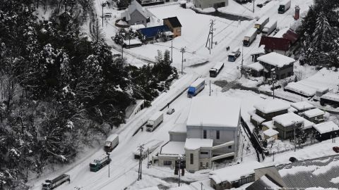 Fuertes nevadas dejan cientos de vehículos atrapados en Japón