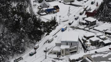 Fuertes nevadas dejan cientos de vehículos atrapados en Japón