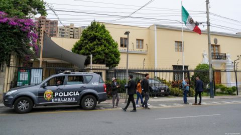 México otorgó asilo político a familia de Pedro Castillo, pero aún “negocia” su salida