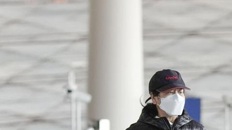 Casi la mitad de pasajeros que llegan de China a Italia dan positivo para COVID