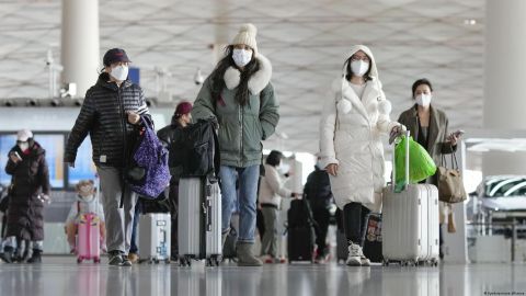 Casi la mitad de pasajeros que llegan de China a Italia dan positivo para COVID