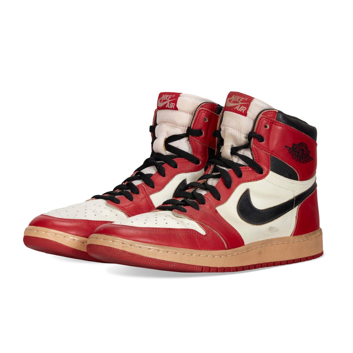 exorbitante precio que pagaron por un par de zapatillas usadas por el legendario Michael Jordan - La Opinión
