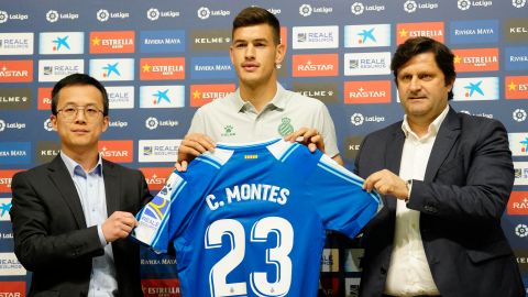 Montes presentado con su nuevo club.