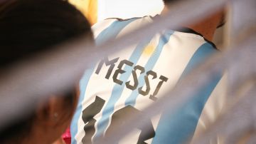 Aficionado con la camiseta de Lionel Messi y la selección de Argentina.