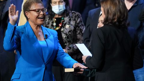 Karen Bass hace su juramento como alcaldesa de LA.