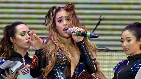 Danna Paola tiene accidente en concierto | Mezcalent.