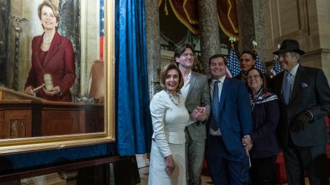 Nancy Pelosi y su familia junto al retrato de la presidenta de la Cámara en el Capitolio.