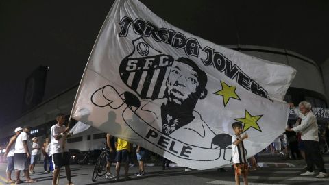 Aficionados del club Santos se concentran frente al estadio Urbano Caldeira en la Vila Belmiro hoy en la ciudad de Santos (Brasil).