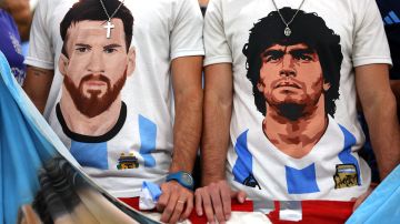 Aficionados en Qatar 2022 con franelas de Messi y Maradona.