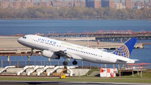 Anciano de Florida de 76 años admite que se masturbó junto a una mujer de 21 años y le tocó el muslo en un vuelo de United Airlines