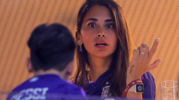 Antonela Roccuzzo regaña a uno de sus hijos en la tribuna del Mundial Qatar 2022.