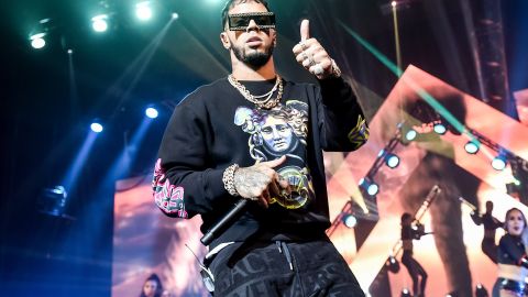 Anuel AA, cantante de género urbano, en una presentación en el United Palace Theater de Nueva York en 2018.