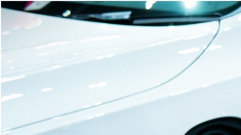 Atento a las razones que hacen de los coches eléctricos un elemento más costoso en comparación con los propulsados por combustibles fósiles