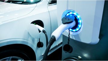 Atento a las razones que hacen de los coches eléctricos un elemento más costoso en comparación con los propulsados por combustibles fósiles