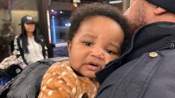 Dos policías descubrieron al bebé Kason Thomass en el parqueo de un centro comercial donde iban a comer.