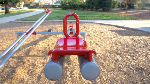 Bebé de 10 meses sufrió sobredosis de fentanilo mientras gateaba en un parque infantil de San Francisco