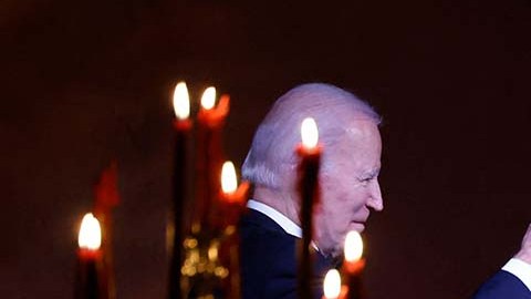 El presidente Biden y Macron durante una cena.