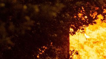 Bomberos combaten incendio