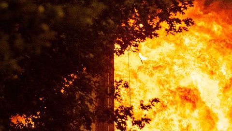 Bomberos combaten incendio