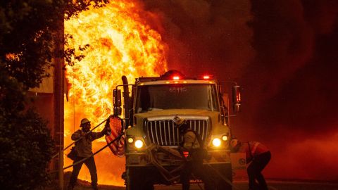 Bomberos combaten incendio