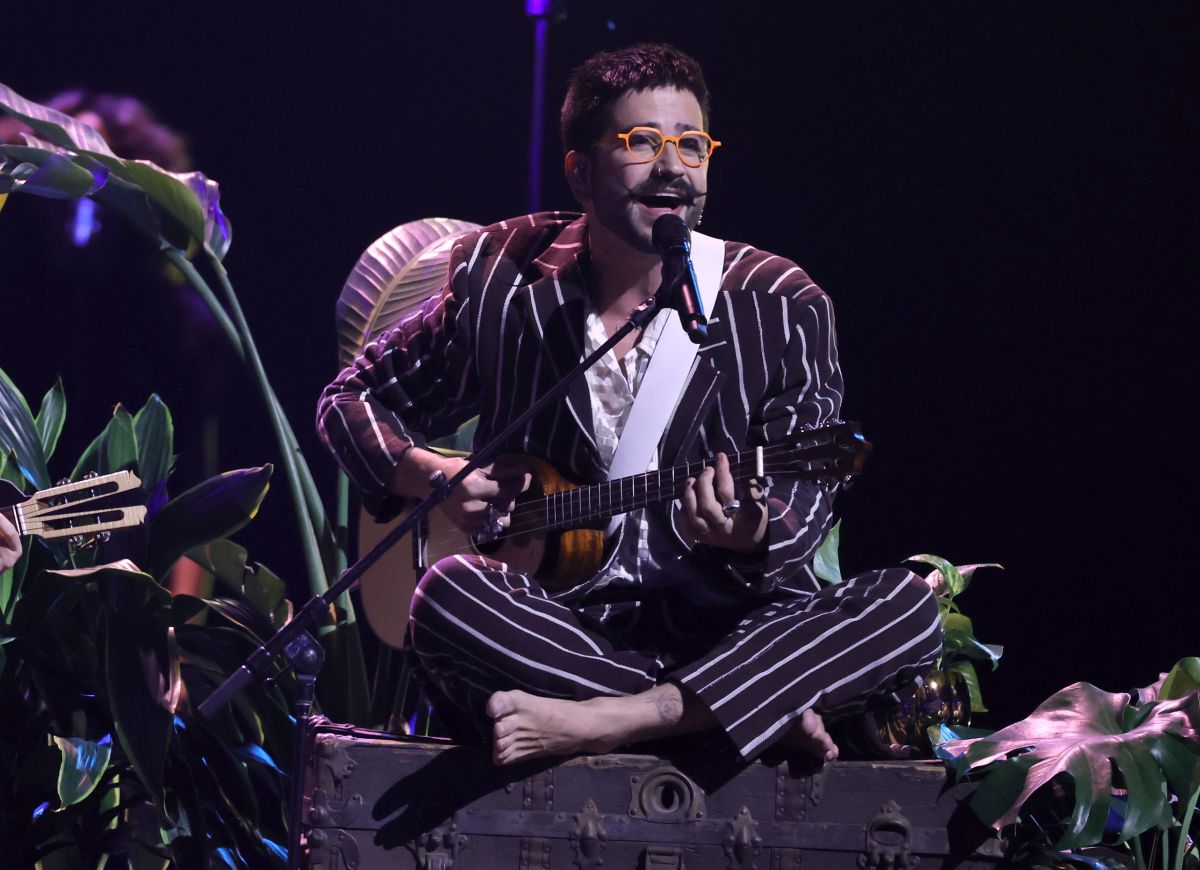 Camilo cantando en su presentación en Latin Grammy 2022.
