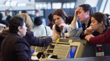 Cancelaciones de vuelos en días festivos conozca las políticas de su aerolínea y las mejores opciones