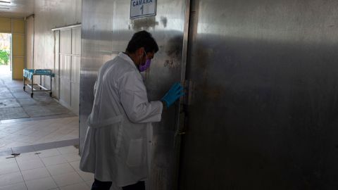 Casi todas las personas que resultaron infectadas son mujeres que fueron sometidas a procedimientos obstétricos con anestesia contaminada que les fue aplicada por medio de agujas en la médula espinal