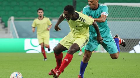 Clarence Seedorf disputando un balón con Cafú en un partido de leyendas disputado en Doha - Qatar.