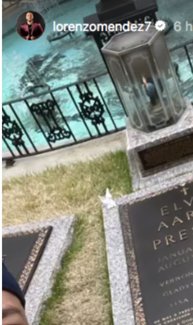 Lorenzo Méndez cumplió su sueño de conocer la tumba de Elvis Presley (Lorenzo Méndez/Instagram)