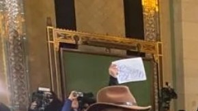 Un grupo de residentes del distrito 14 llegó al Concejo de LA para apoyar a Kevin de León.