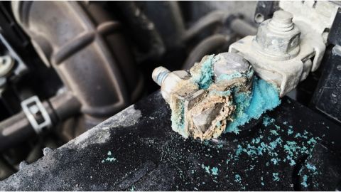Sigue estos prácticos pasos para que puedas eliminar la corrosión de la batería del auto
