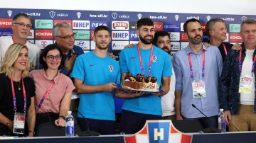 Croacia obsequia un pastel a la prensa en su última rueda de prensa en Qatar 2022.