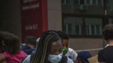 Durante casi tres años China no pudo derrotar al COVID-19 y ahora relaja su política sanitaria