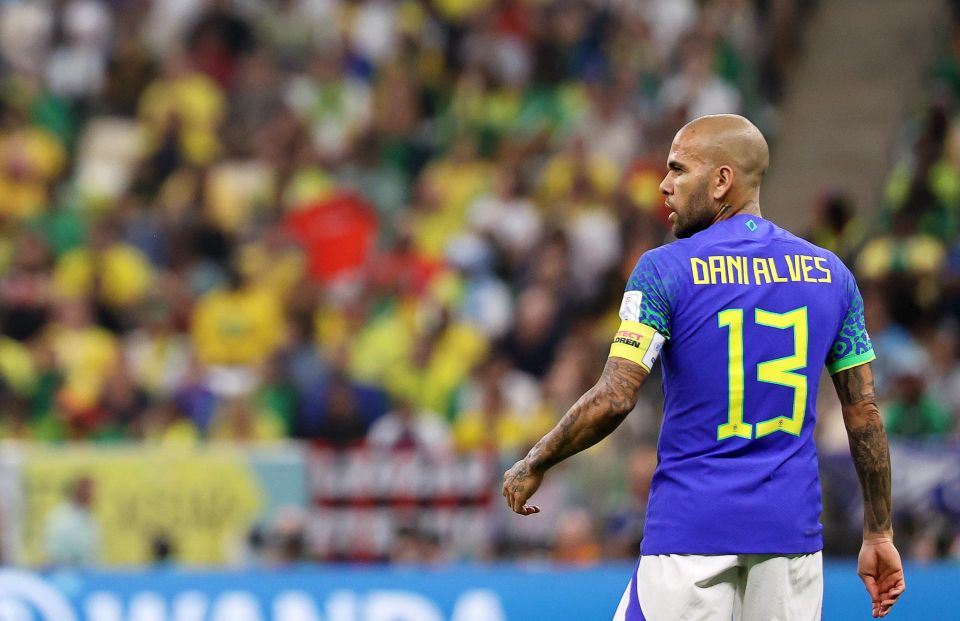 Dani Alves se convierte en el futbolista más veterano en jugar un partido de Copa del Mundo con